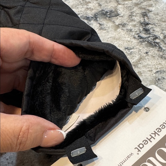 Isotoner | Sleek Heat Warmth w/o Bulk Insulated Gloves with Gathered Wrist Black - Picture 8 of 10